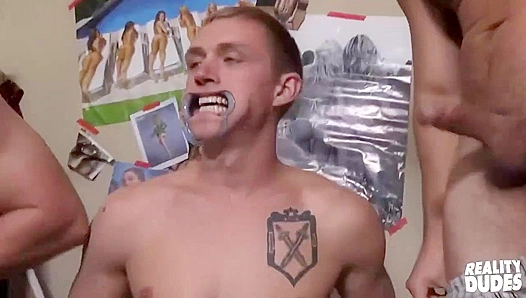 Hot Frat Action: Young Jock Blows Thick Cock in Crowded Dorm – GayPornHub 18+