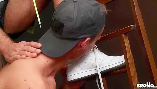 Hot Foot Worship Turns into Rough Gay Sex – David Dee Goes Wild – BromoUSA