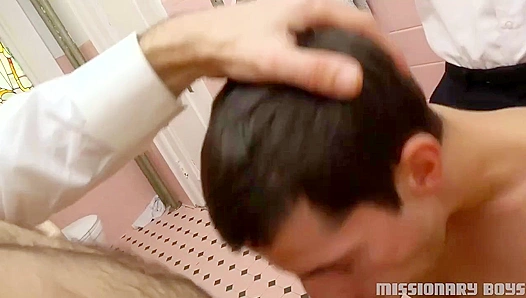 Steamy Encounter: Elder Presidents Lewis Ignite Bathroom Passion – XXX