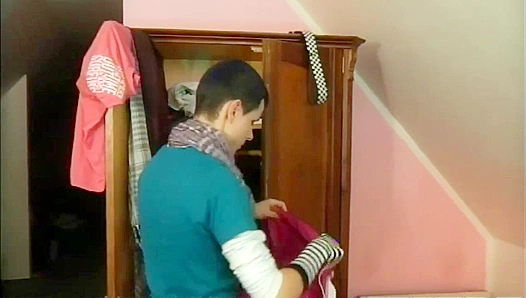 Emo Boy Sam Gets a Creamy Facial From Hunk Peter – GayXXX
