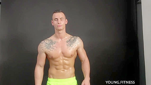 Oiled-Up Hunk Rubs Thick Lube Across His Chiseled Chest – EastBoyHeat 18+