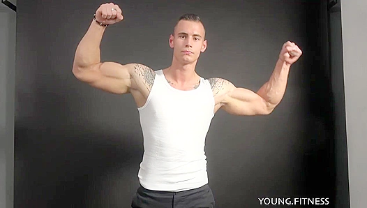 Oiled-Up Hunk Rubs Thick Lube Across His Chiseled Chest – EastBoyHeat 18+