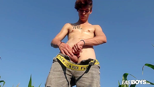 Johnny Walsh Flashes His Sexy Physique Under the Sun – EastBoys 18+
