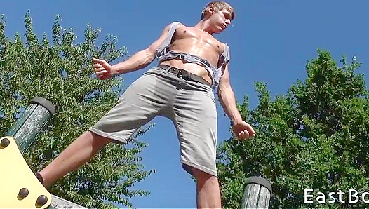 Rick Palmers Hot, Sweaty Body Glows as He Flexes Outdoors – EastBoys Fetish
