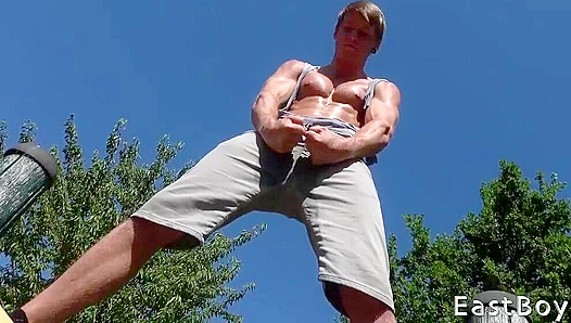 Rick Palmers Hot, Sweaty Body Glows as He Flexes Outdoors – EastBoys Fetish