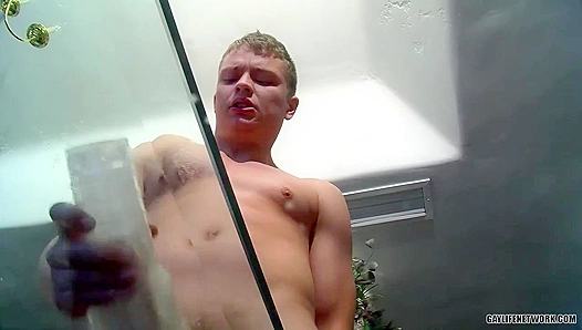 Micah Andrews Pumps Himself Wild With a Sultry Sex Toy – Steamy Solo Fun