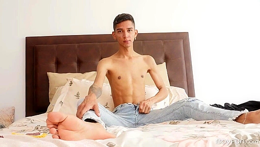 Spread Open Solo: Nicolas Greys Steamy Self-Pleasure Ride – BoyFun