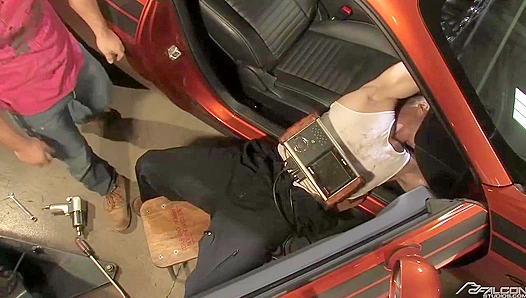 Hot in the Garage: Erik Rhodes Landon Conrads Steamy Hookup – Falcon