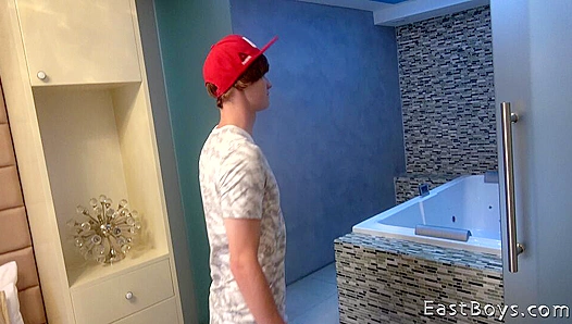 Foot Worship Fever: Antony Carter Grinds Hard in Steamy Solo Session – EastBoys 18+