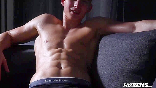 Emilion Reynolds Flexes His Ripped Body—Pure Muscle Lust — EastBoys 18+