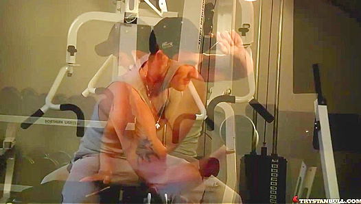 Muscle Crave: Hot Brunet Goes All Out, Dripping with Desire – GayWorkouts 18+