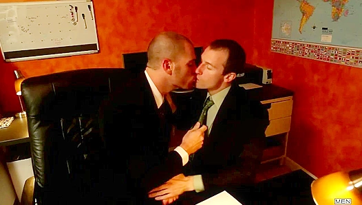 Hot Office Encounter: Kyle Quinn Takes Coles Thick Dick Hard – GayPornHeat 18+