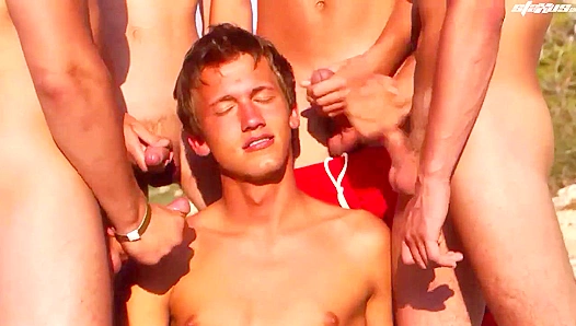 Blowjob Heaven: Mike Cage, Mathew Ross Matt Loughton Heat Up the Beach – 18+
