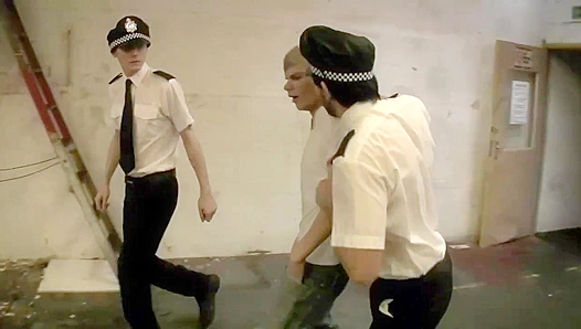 Uniform Heat: Officer Evan Zeros Steaming UK Tryst with Matthias Manns – GayXXX