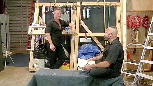 Muscle Daddy Dominates Young Stud with Massive Load – Gagging Glory Hole Action