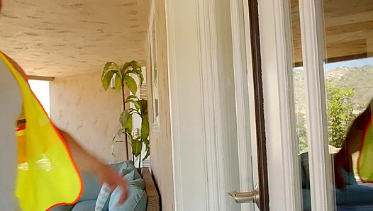 Deepthroat Voltage: Huge Cock Overloads Electricians Throat – 18+ GayPorn