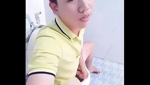 Hot Office Moment: Young Asian Submissive Sucks Bosss Cock on Break – 18+