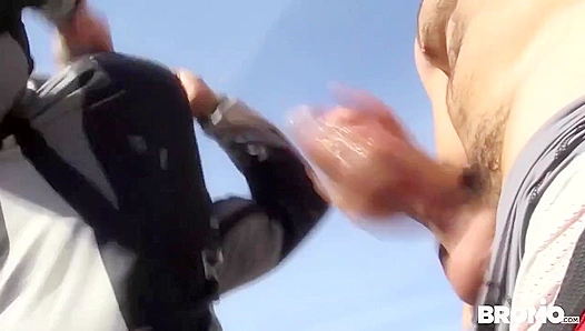 Leon Aspens Hot Muscle Ride: Steamy Outdoor Hookup Under the Sun – BromoUS