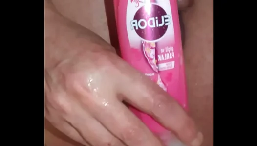 First-Time Fun: Amateur Guy Uses Shampoo Bottle for Steamy Solo Anal Play – 18+