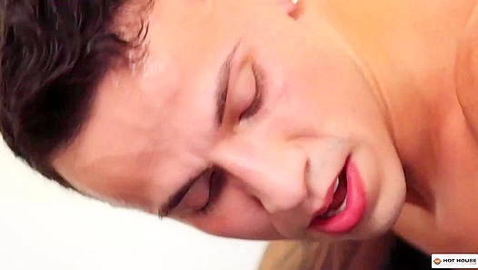 Grant Ducati Dominates Young Des Irelle in Steamy Bareback Scene – Hot GayPorn