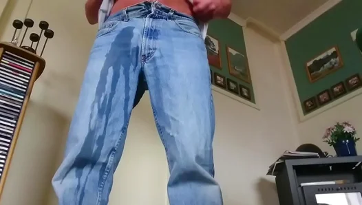 Roger Virre Unleashes Hot Streams in Wild Amateur Golden Shower – NaughtyLads 18+