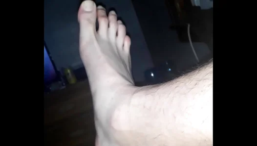 Big Feet, Hard Heat: Amateur Twin Juggles Himself Raw – Steamy Solo Gay Scene 18+