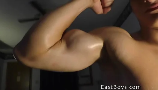 Dylans Massive Arms Ripped Physique Star in Steamy Muscle Worship – 18+