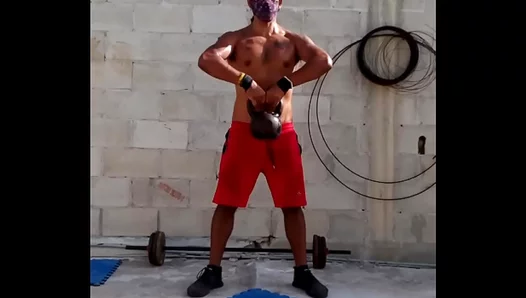 Muscle Heat: Sweat-Slicked Latino Hunk Shines Under Sun in Hot Gym Grind – 18+