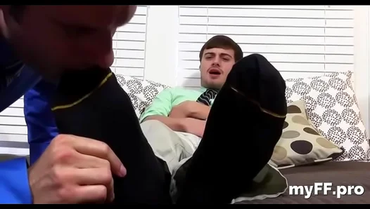 Craving Thick Soles? This Muscle Stud Licks Sucks Feat Like Crazy – GayFetish 18+