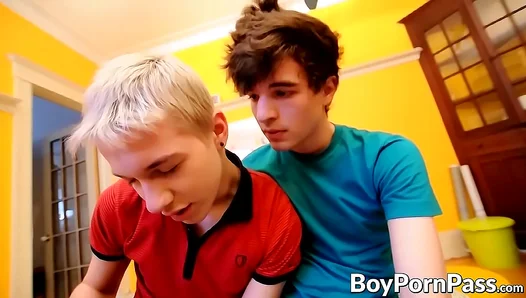 Twink Goes Wild: Blowjob to Bareback Anal Bliss – GayXXXScene