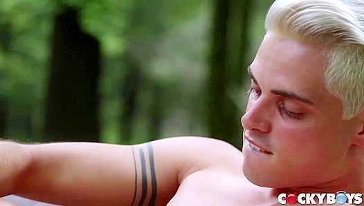 Steamy Summer Fling: Austin Bens Hot Naked Escape – CockyBoys 18+