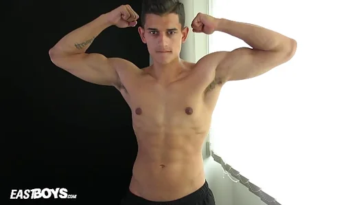 Breno Gomes Shows Off Chiseled Physique – Steamy Muscle Worship Session – GayPulse 18+