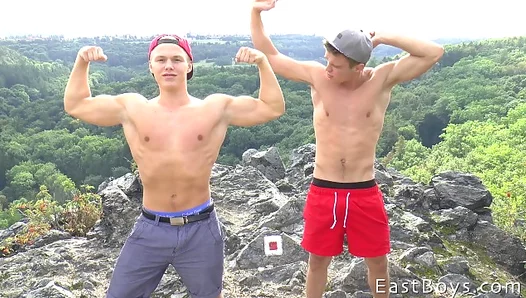 Biceps Bulge During Steamy Summer Handjobs – Muscle Action Heating Up – GayAdventures 18+