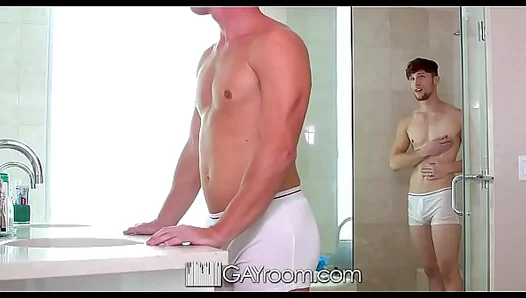 Scott Riley Dominates Zee Knox in Steamy Post-Shower Encounter – GayRoom 18+