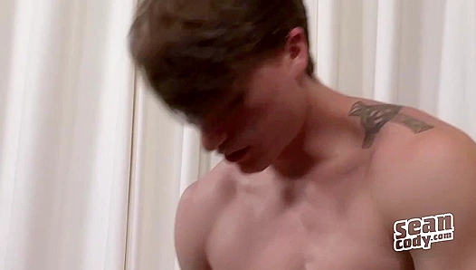 Daryl Porter Takes On Two Hung Twinks in Steamy Threesome – SeanCodyX