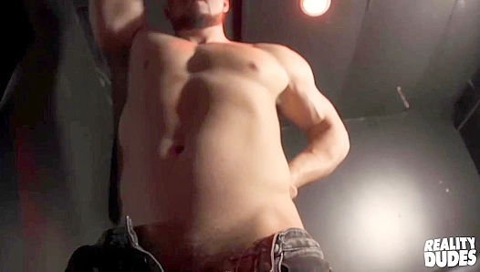 Hard Hot: Muscle stud strips down and jerks off right beside you – RealityDudes