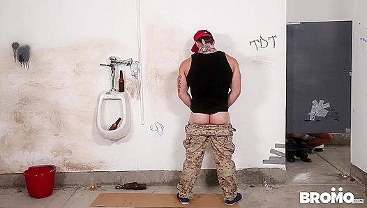 Jaxton Wheeler Brandon Evans Heat Up in Wild Bathroom Threeway – BromoUS