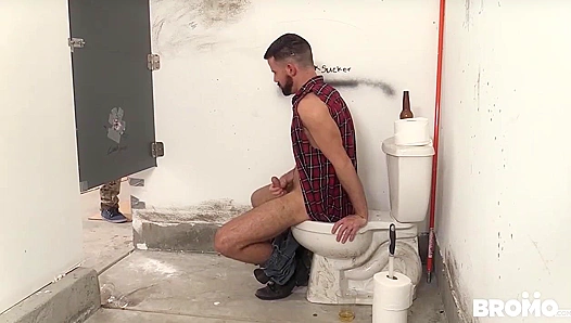 Jaxton Wheeler Brandon Evans Heat Up in Wild Bathroom Threeway – BromoUS